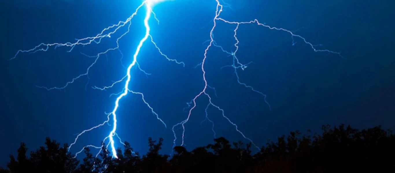 Σύζυγος 52χρονης που σκοτώθηκε από κεραυνό: «Μαύρισε όλη - Είχε καεί από το λαιμό της μέχρι κάτω το πόδι της»